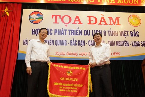 Chủ tịch UBND tỉnh Tuyên Quang Phạm Minh Huấn (bên trái) đã trao cờ luân lưu cho tỉnh Bắc Kạn